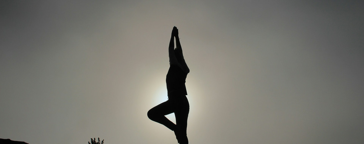 Serenidade em movimento: os benefícios do yoga para nômades digitais