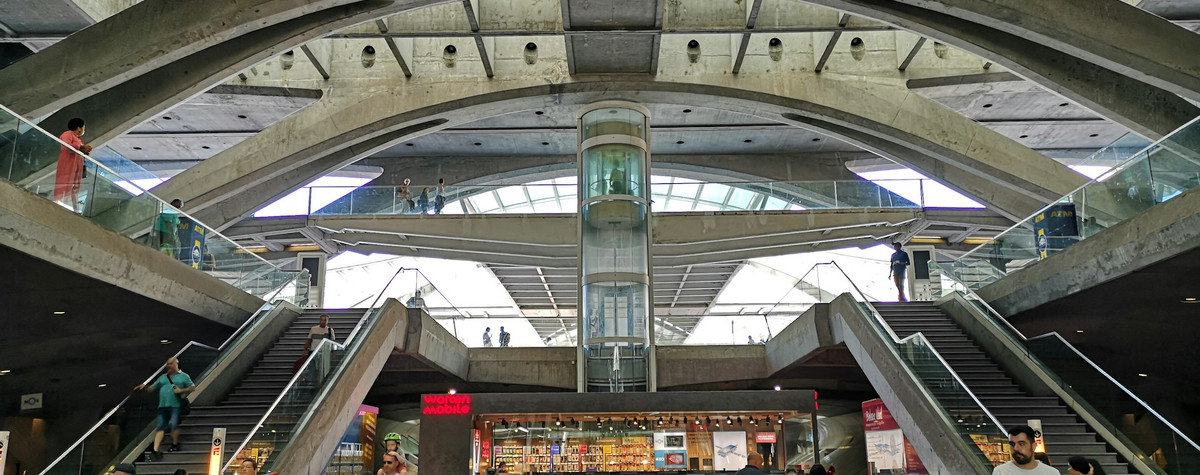 Un guide pour faire du shopping à Lisbonne Portugal (meilleurs centres commerciaux, magasins vintage, marchés aux puces, magasins de luxe, souvenirs, etc.)