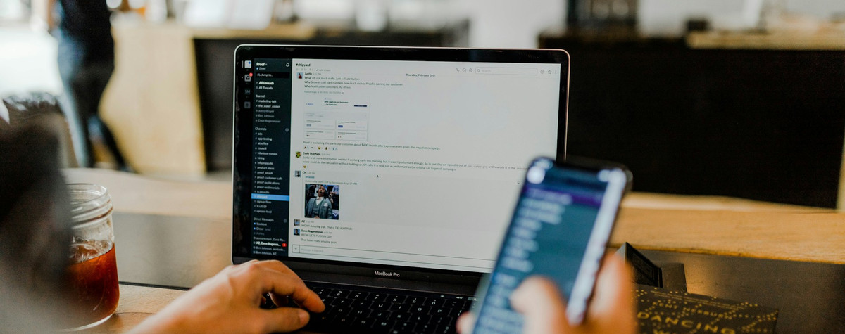 Maîtriser la communication asynchrone: un guide pour les travailleurs à distance