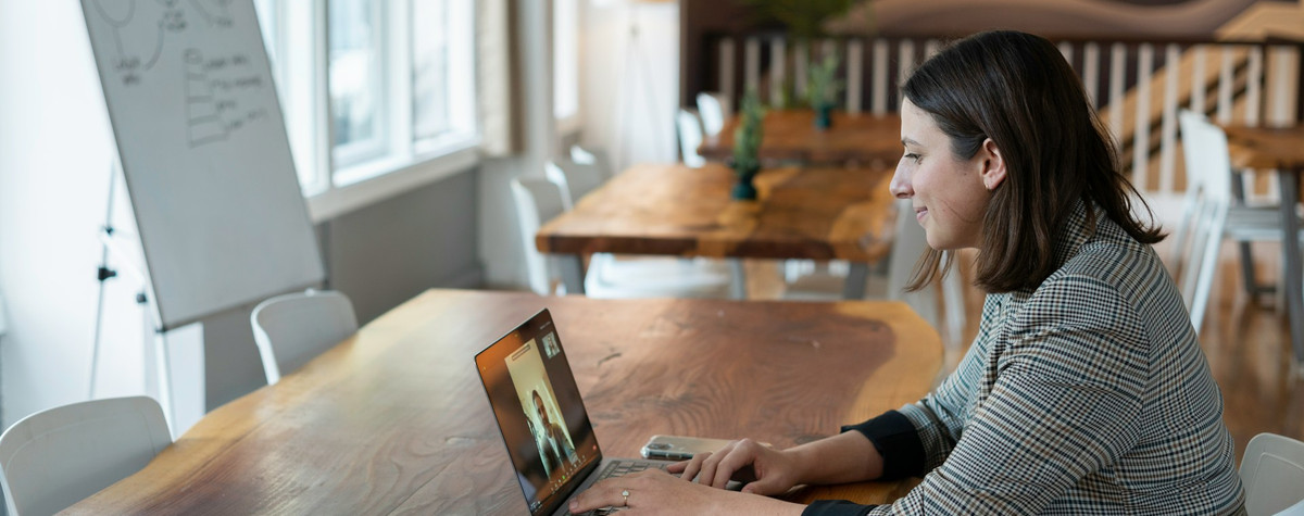 Cómo prepararse y su lugar para una entrevista de trabajo remota