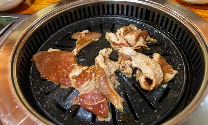 ¡Disfruta de la auténtica y exquisita barbacoa coreana en Dongdaemun, uno de los mejores lugares turísticos de Corea del Sur!