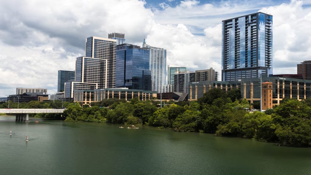 ¡Austin, la segunda ciudad de alta tecnología en los Estados Unidos! Vamos a salir a una aventura turística donde se unen el arte y la naturaleza