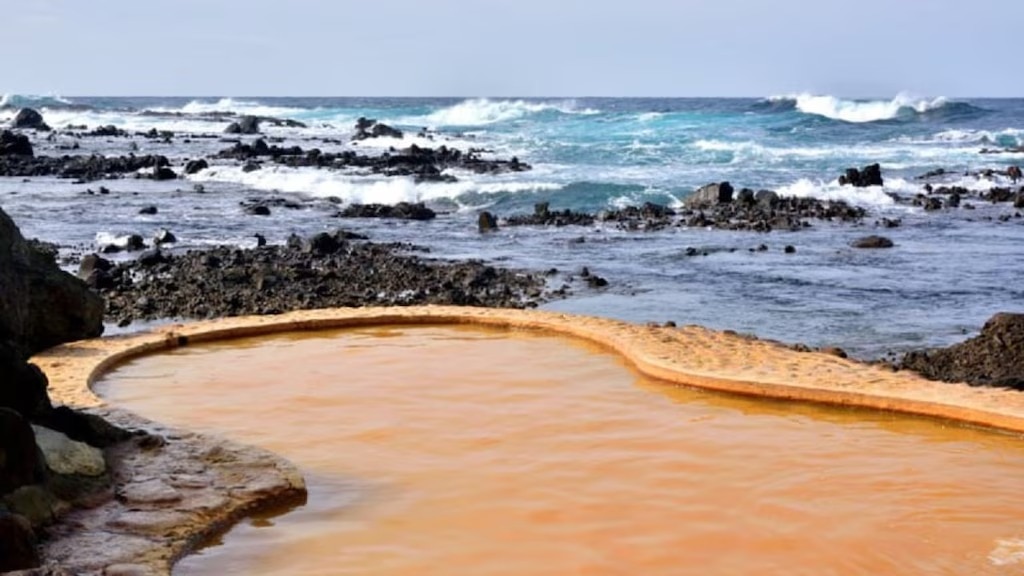 Un voyage touristique à Koganezaki «Furofushi Onsen»: les vagues rugueuses et le coucher du soleil de la mer du Japon vus à partir d'un bain balnéaire en plein air