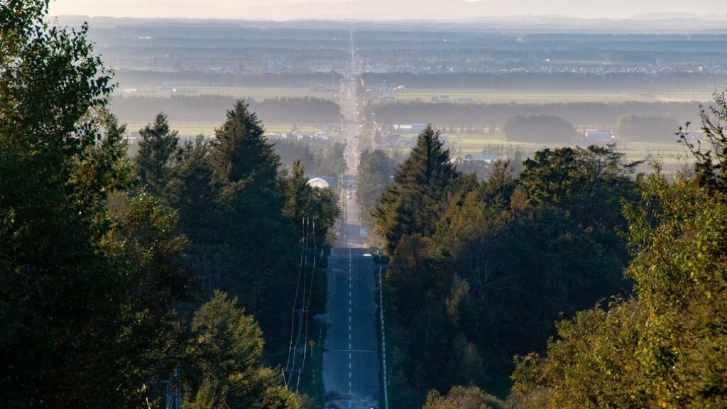Le pont d'observation sans nom le long de la «route vers le ciel» est un lieu touristique pratique situé près du centre de la ville de la chari