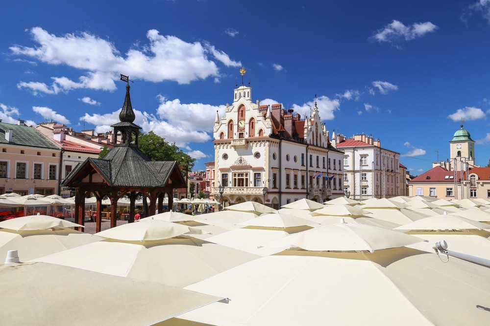 Des spots touristiques recommandés à Rzeszów, une ville de l'industrie des machines, bordé de beaux bâtiments