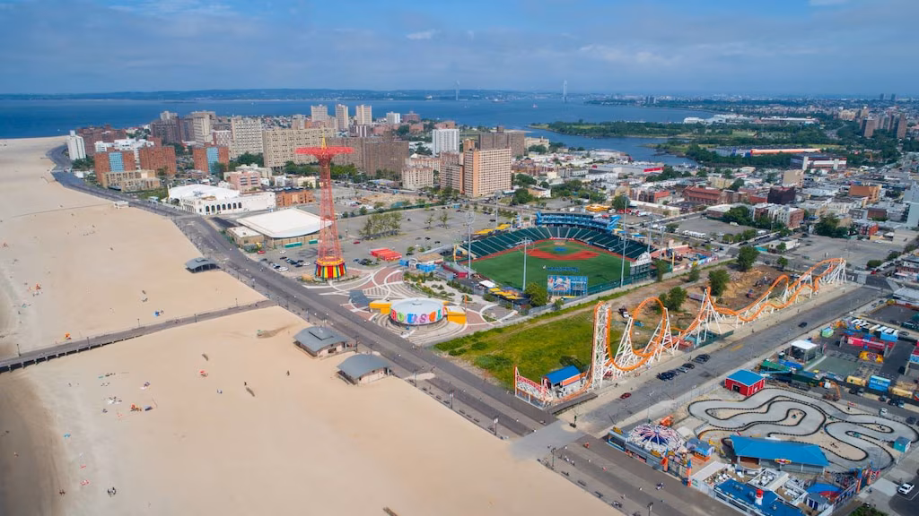 Cuando se trata de playas en Nueva York, ¡tiene que ser la playa de Coney Island en Brooklyn!