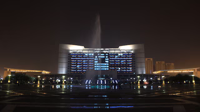 A voir absolument : le magnifique spectacle de fontaines éclairées au néon ! Attraction touristique à Liuzhou, Chine