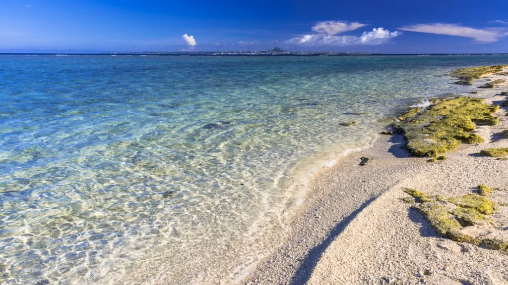 La spiaggia di Sesoko ha le acque più limpide dell'isola principale di Okinawa! Goditi il nuoto e le viste panoramiche