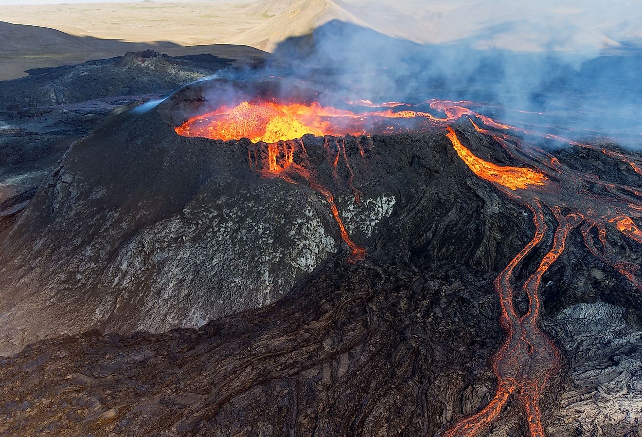 Le parc national des volcans d'Hawaï brille de rivières de lave fraîche après le coucher du soleil