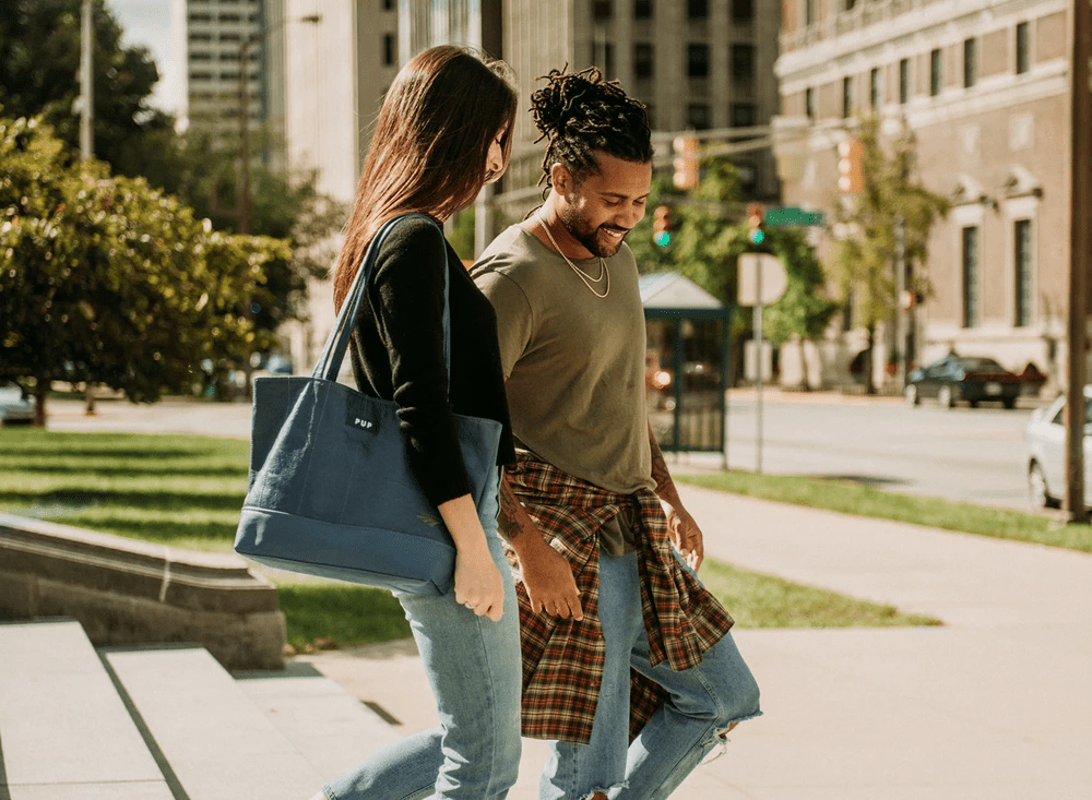 Cette entreprise fabrique des sacs de voyage vraiment élégants à partir de sièges de train Amtrak vintage