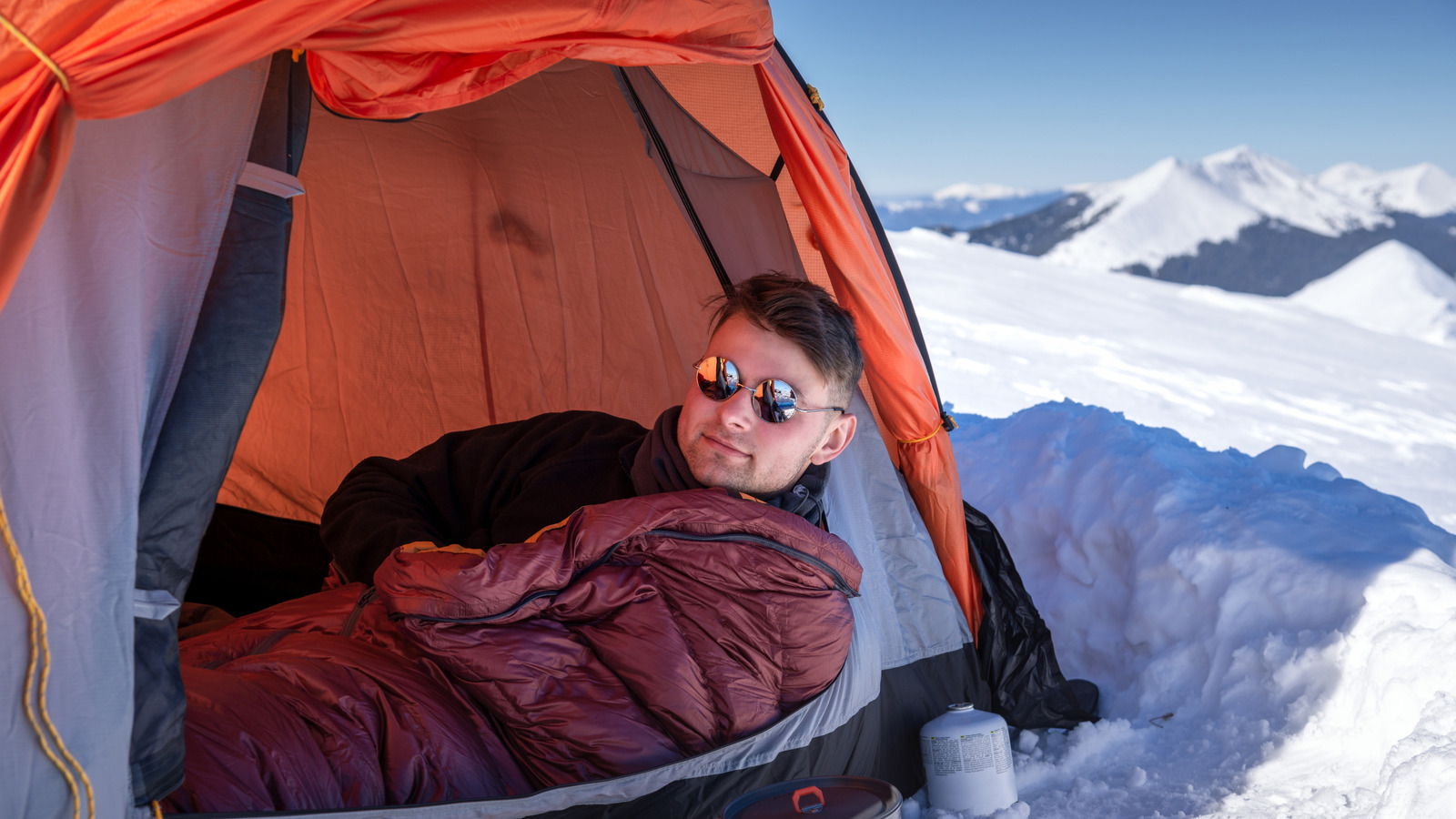 Ajoutez cette astuce à votre routine de camping hivernal pour rester au chaud dans votre sac de couchage