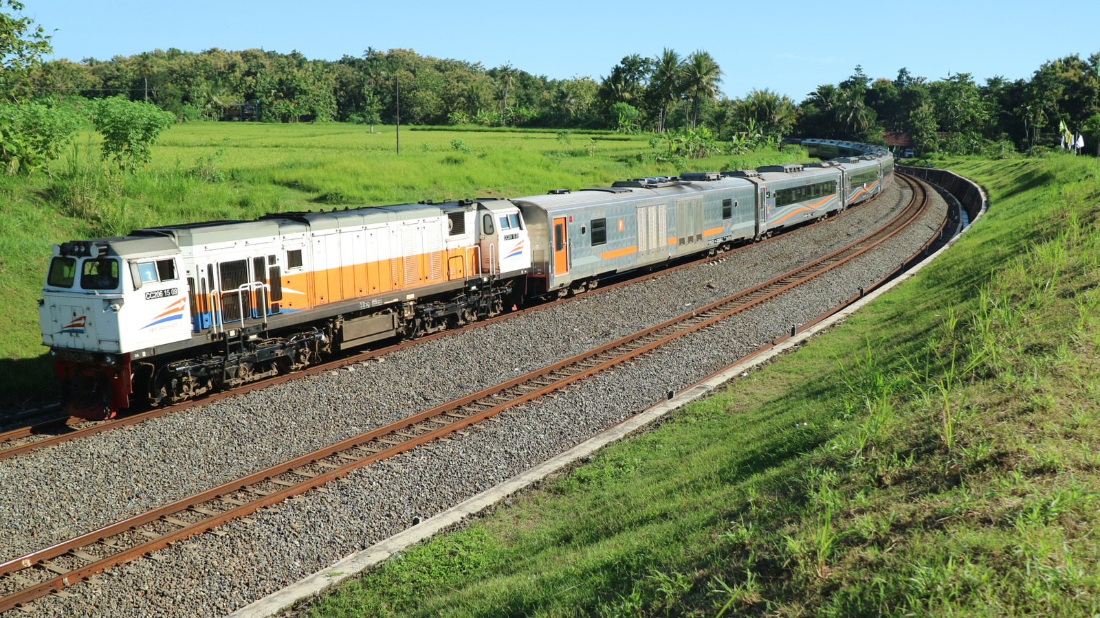 Un train d'Asie du Sud-Est discret offre un voyage abordable avec des vues panoramiques