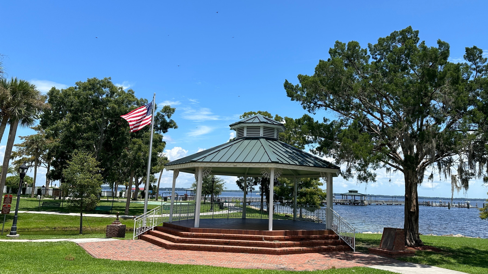 Entre Jacksonville et Orlando se trouve une ville fluviale décontractée avec un parc de sources naturelles