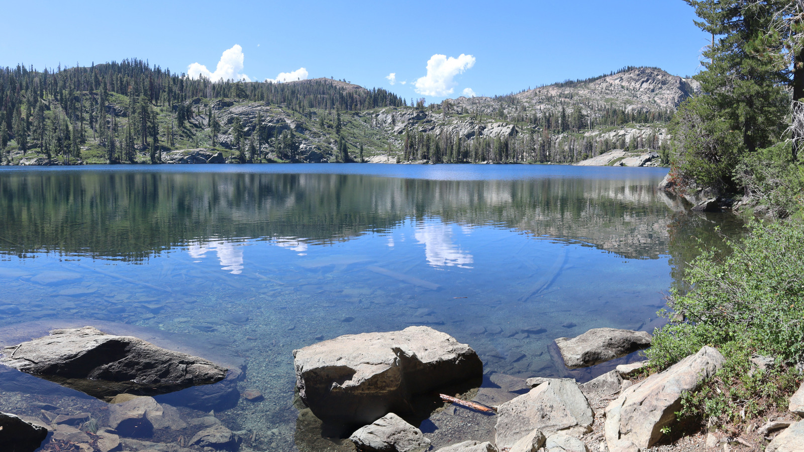 La zone de loisirs « Lost Sierra » de Californie offre un camping et une randonnée idylliques au bord du lac