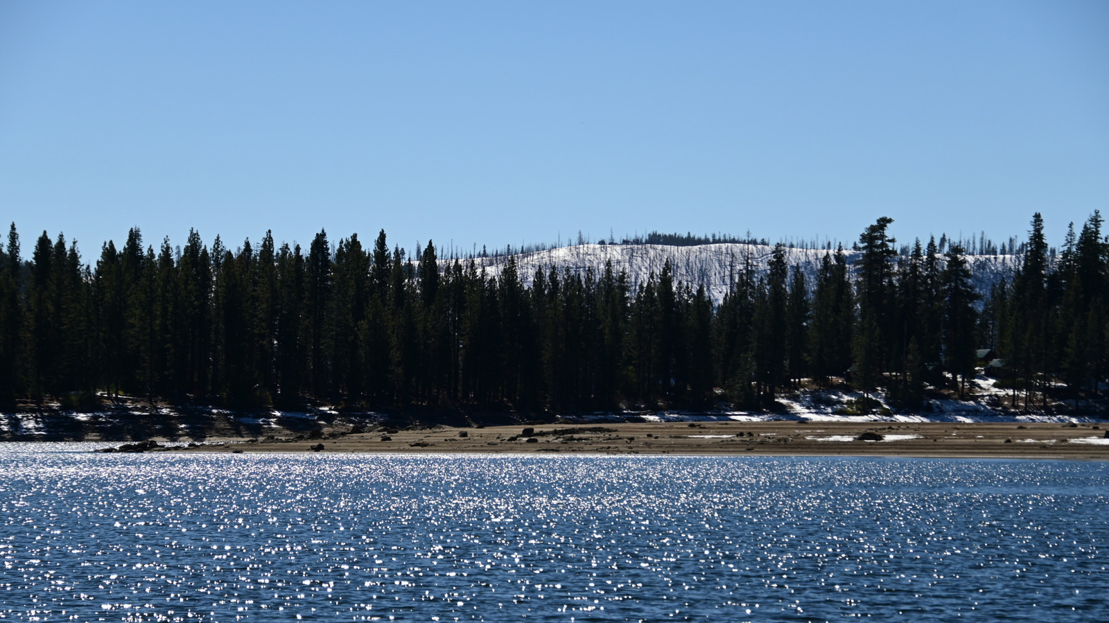 Le lac pittoresque de Californie, dans les montagnes de la Sierra Nevada, offre une évasion sereine dans la nature