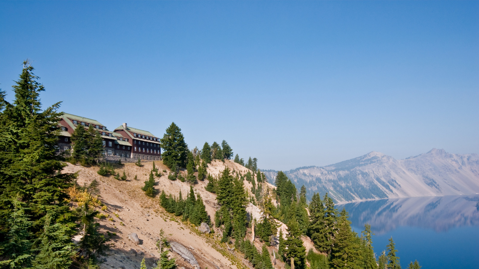 Le parc national de Crater Lake abrite un bel hôtel avec une vue magnifique sur la nature