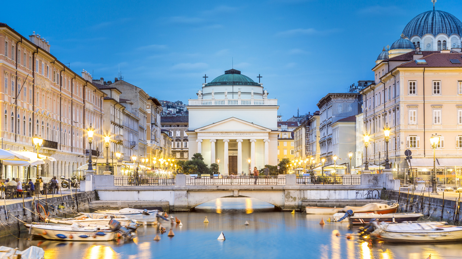 La « Vienne au bord de la mer » en Italie est une destination de voyage solo sous-estimée avec des vues de carte postale