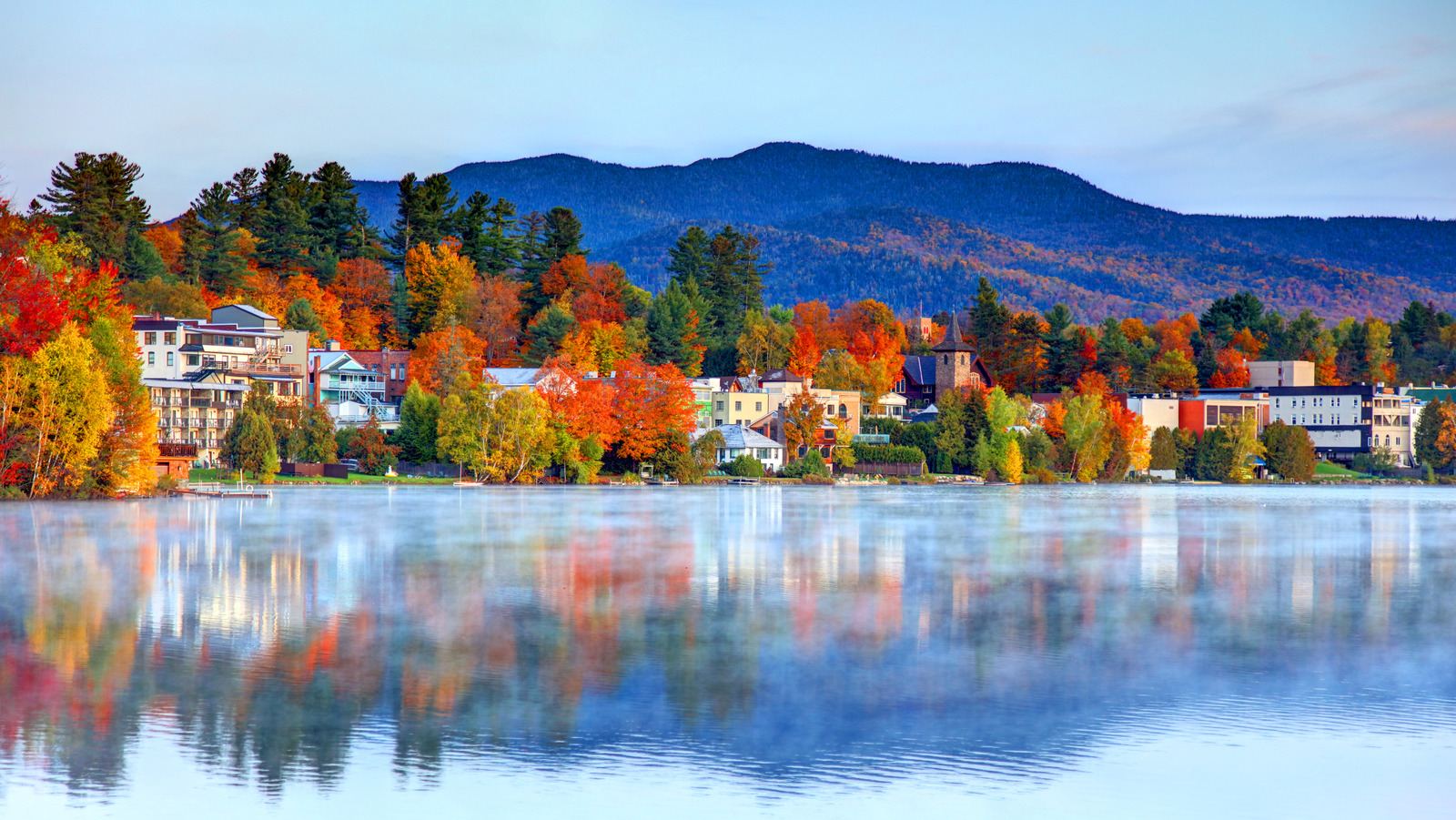O deslumbrante lago de Nova York oferece águas cristalinas e vistas da montanha Adirondack