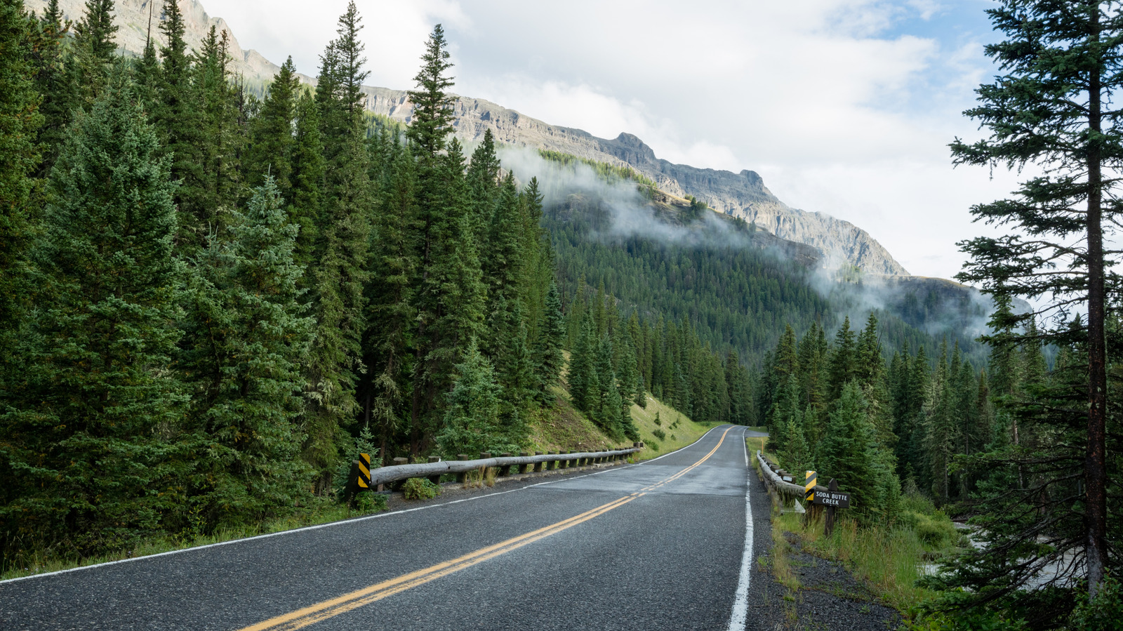 L'une des plus belles autoroutes d'Amérique offre une route panoramique directement jusqu'à Yellowstone