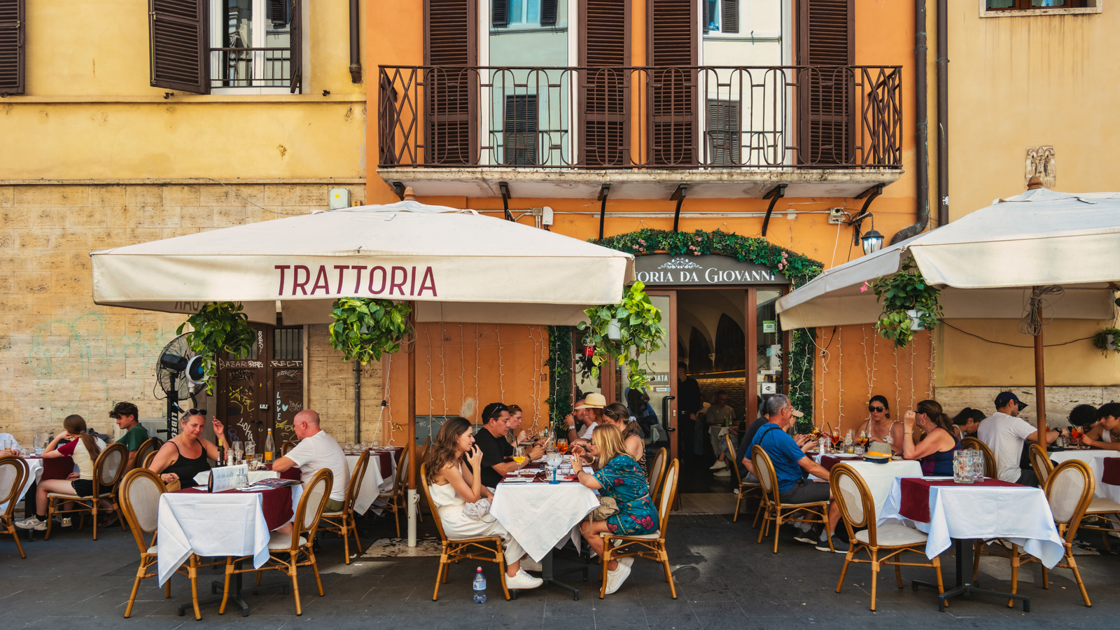Rick Steves analiza la diferencia entre los diversos restaurantes de Italia
