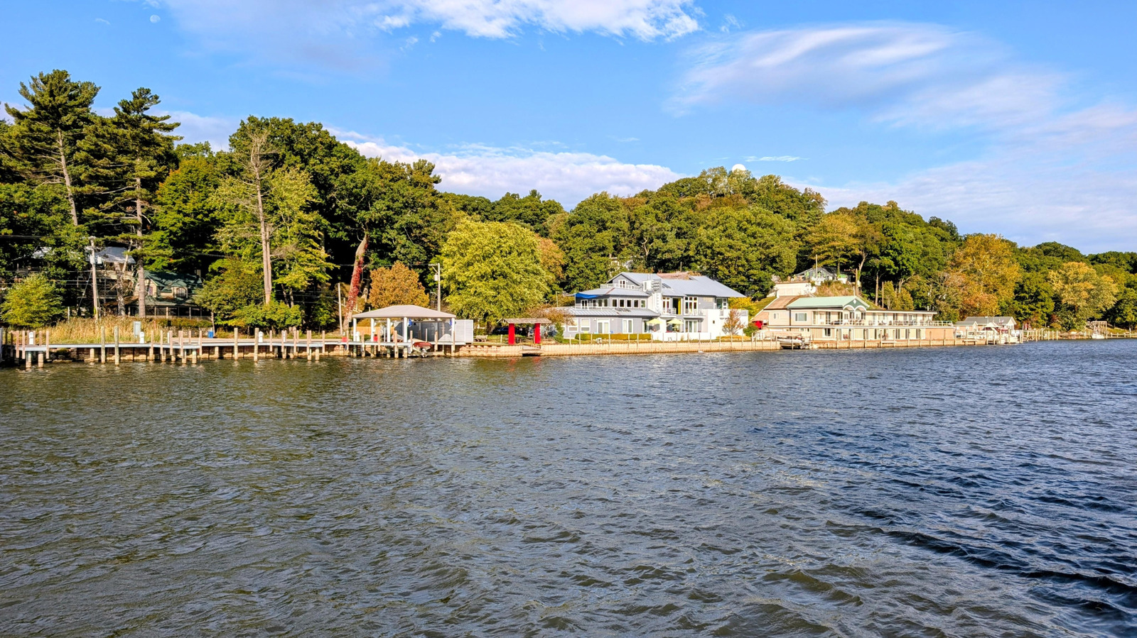 Le joyau caché du lac Michigan est une ville artistique avec des sentiers panoramiques et des dunes
