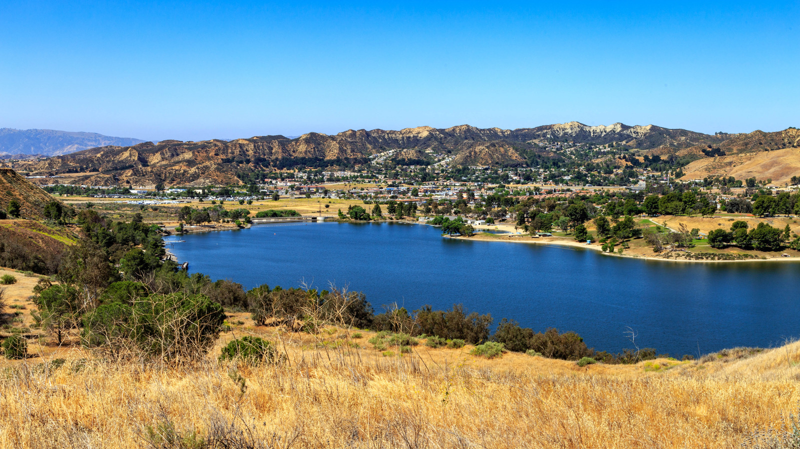 Le plus grand lac du comté de Los Angeles est un lieu de baignade estival idyllique avec des divertissements en famille
