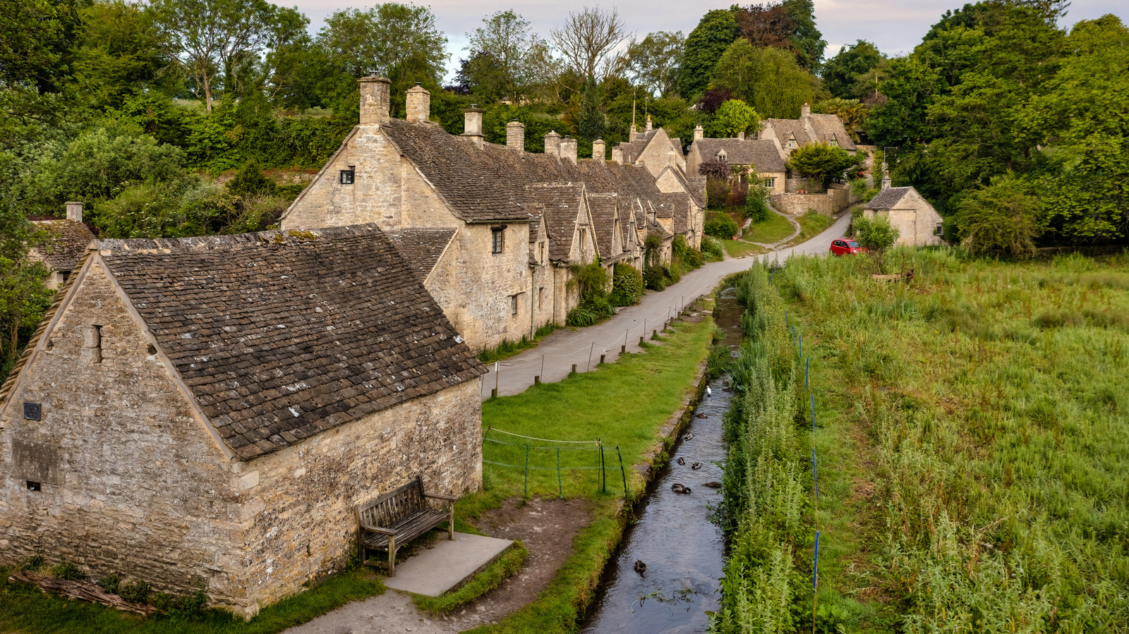 Le plus beau village du monde est une destination de contes enchanteresse en Angleterre