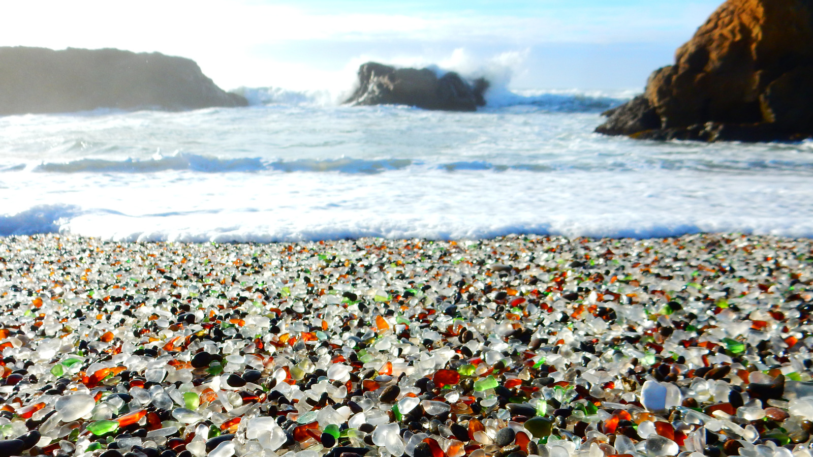 Une ville côtière de Californie abrite la magnifique plage de verre de renommée mondiale