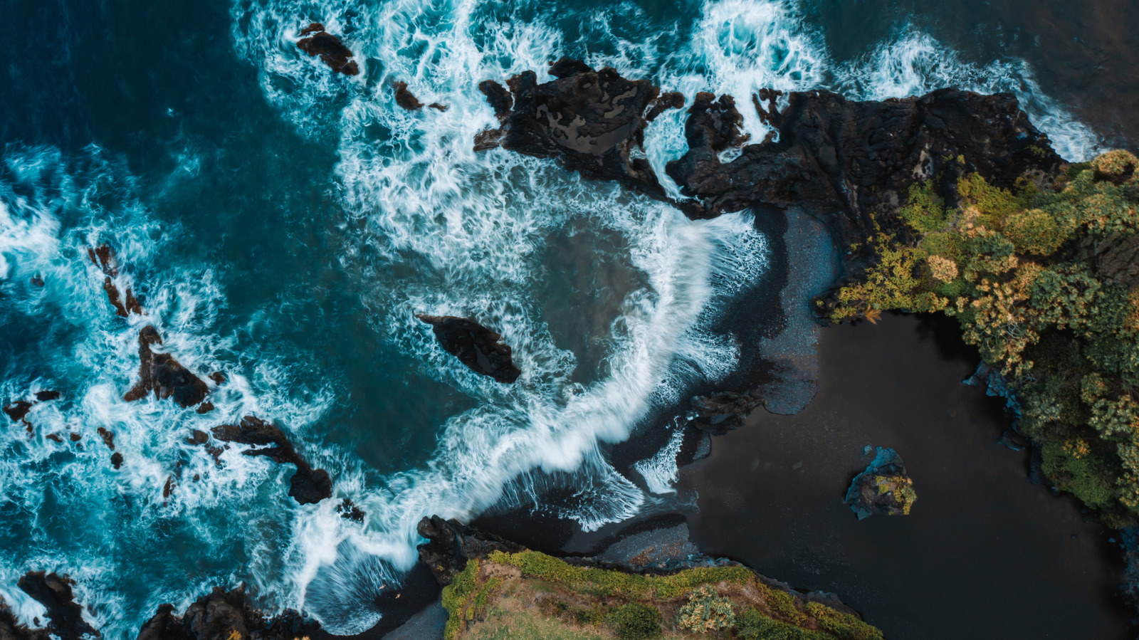 Este destino deslumbrante em Maui possui praias hipnotizantes de areia preta e vermelha