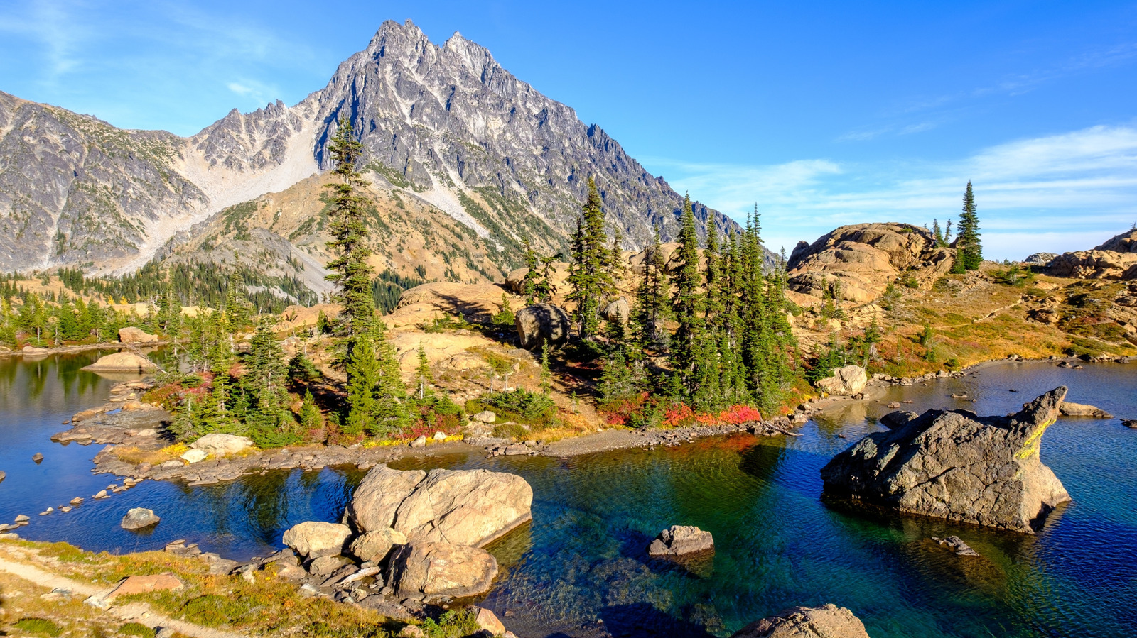 Le pittoresque lac alpin de Washington offre des sentiers de randonnée avec des vues parfaites