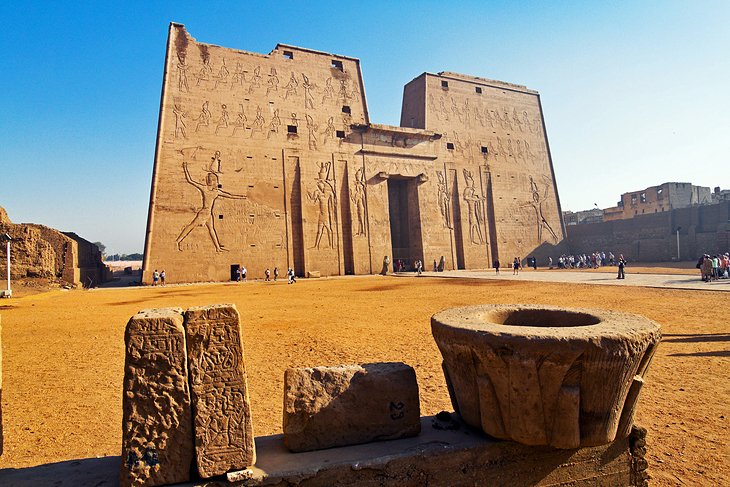 Exploration du magnifique temple d'Edfu d'Horus